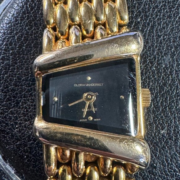 Gloria Vanderbilt Trapezoid Gold Tone Bracelet Dress Watch main image 5